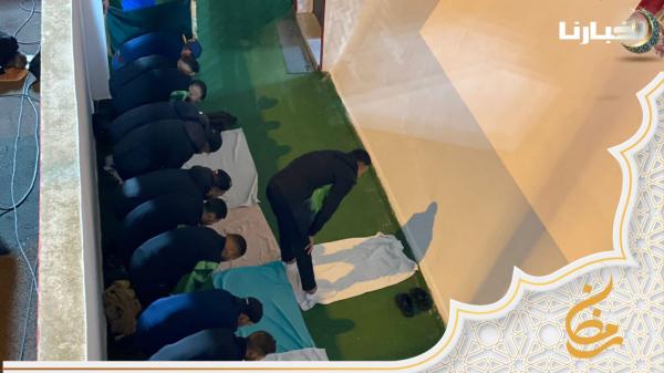 اللعابة ديال الرجاء كيصليو جماعة قبل الماتش مع المحمدية يؤمهم العراصي